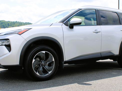 Used 2024 Nissan Rogue SV w/ SV Premium Package AWD/4WD image 16