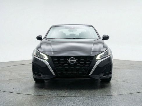 Used 2025 Nissan Altima 2.5 SV FWD image 2