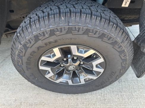 Used 2022 Toyota Tacoma TRD Off-Road w/ Black Out Package (TMS) AWD/4WD image 15