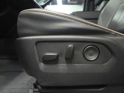 Used 2023 GMC Yukon SLT w/ SLT Premium Package image 29