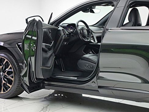 Used 2021 Aston Martin DBX AWD/4WD image 7