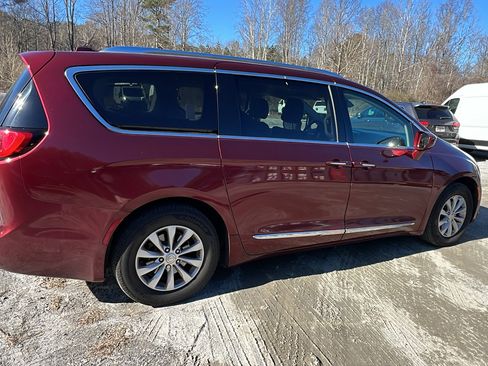 Used 2018 Chrysler Pacifica Touring-L image 8