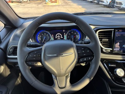 Used 2025 Chrysler Pacifica Limited image 38