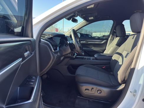 Used 2025 GMC Acadia Elevation image 12