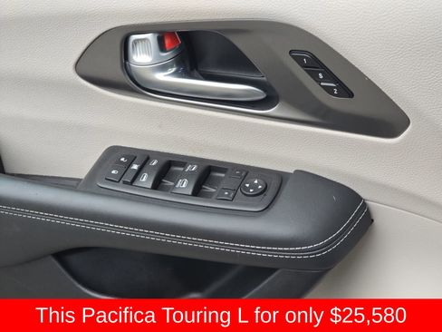 Used 2024 Chrysler Pacifica Touring-L image 36