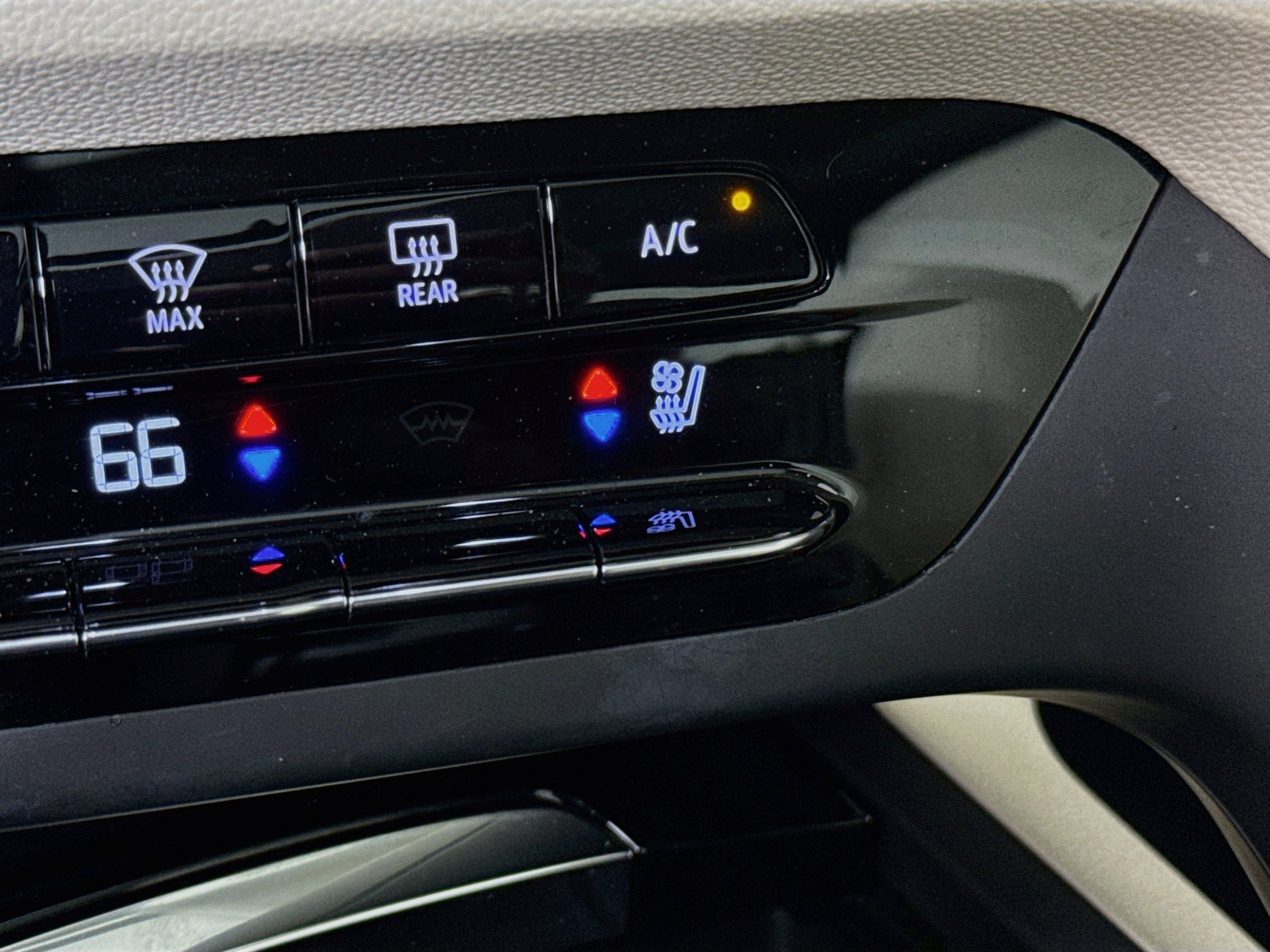 Used 2023 Buick Envision Avenir AWD/4WD image 23