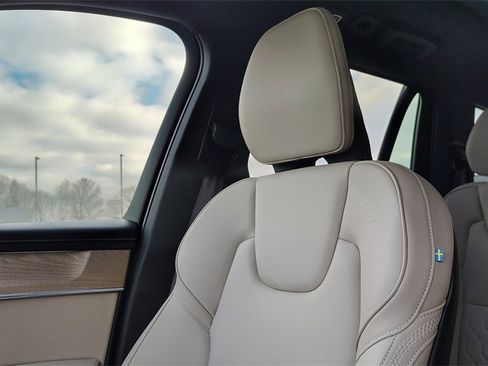 Certified 2025 Volvo XC90 B6 Plus image 24