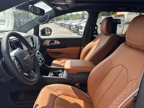 New 2026 Chrysler Pacifica Pinnacle image 18