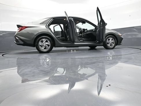 Certified 2025 Hyundai Elantra SE FWD image 46