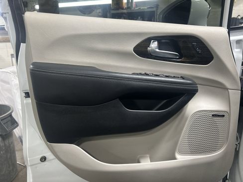 Used 2022 Chrysler Pacifica Limited image 24