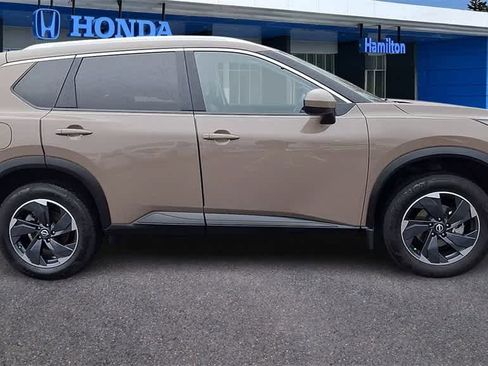 Used 2024 Nissan Rogue SV w/ SV Premium Package image 9