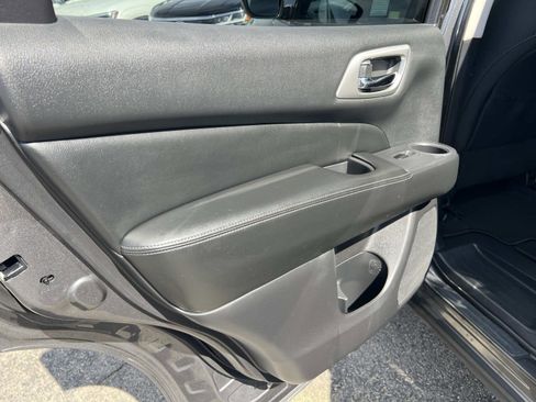 Used 2019 Nissan Pathfinder S image 22