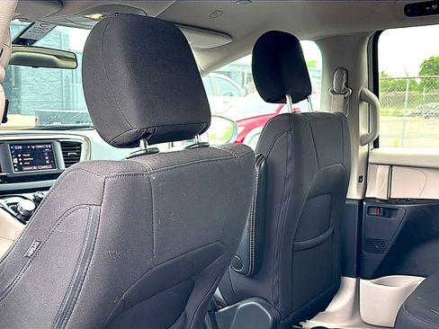 Used 2022 Chrysler Voyager LX image 15