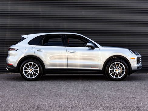 Used 2025 Porsche Cayenne AWD/4WD image 8
