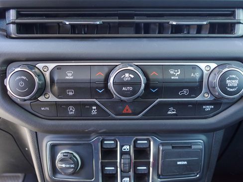 Used 2025 Jeep Wrangler Unlimited Rubicon image 19