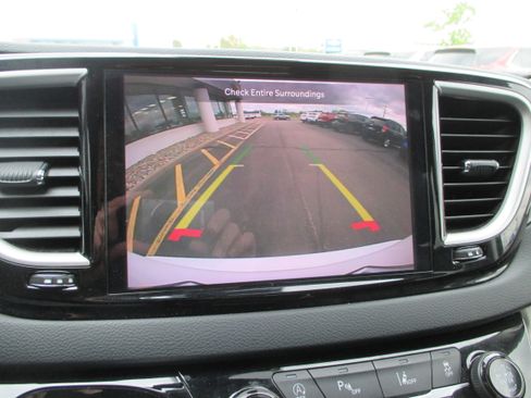 Used 2024 Chrysler Pacifica Touring-L FWD image 20