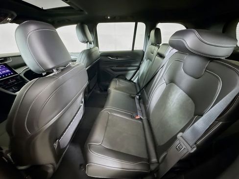 New 2025 Jeep Grand Cherokee Altitude image 24