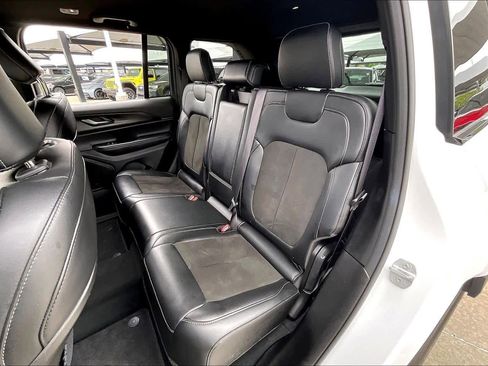 Used 2025 Jeep Grand Cherokee Altitude image 20