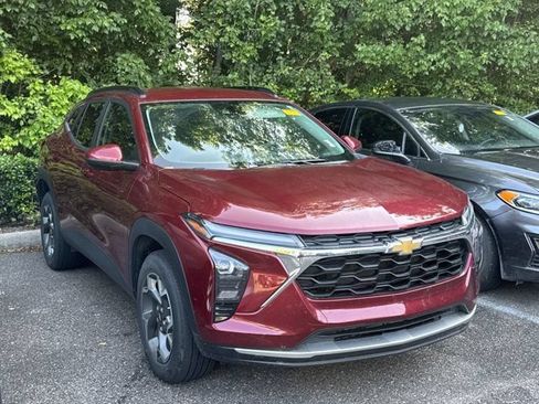 Used 2024 Chevrolet Trax LT w/ Driver Confidence Package FWD image 1