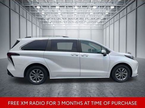 Used 2025 Toyota Sienna XLE FWD image 5