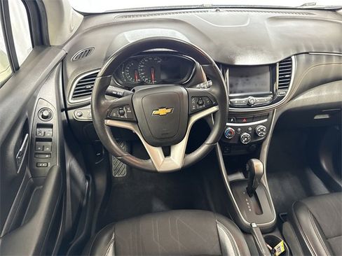 Used 2020 Chevrolet Trax LT w/ LT Convenience Package image 14