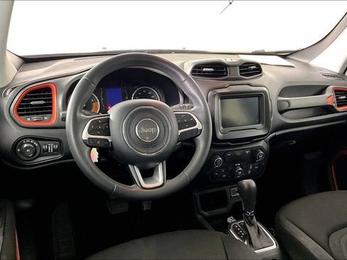 Used 2020 Jeep Renegade Latitude FWD image 3