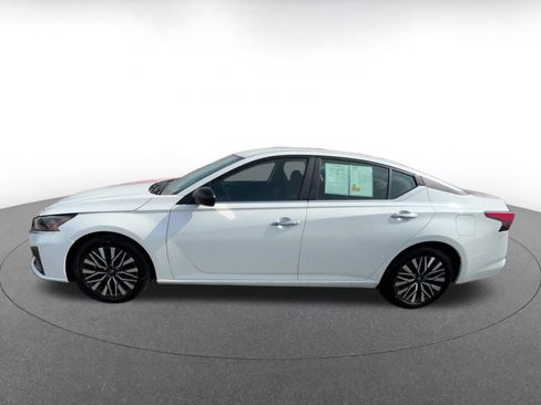 Used 2024 Nissan Altima 2.5 SV image 9