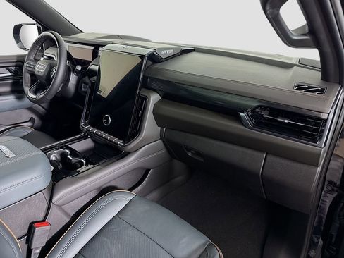 Used 2025 GMC Yukon XL AT4 w/ AT4 Premium Plus Package image 32