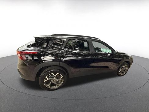 Used 2025 Chevrolet Trax LT FWD image 7