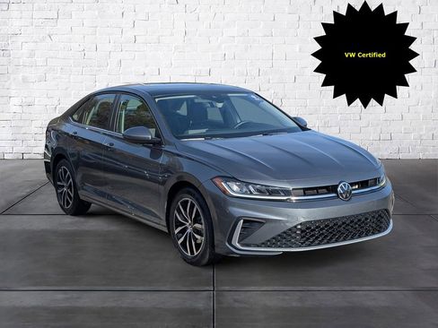 Certified 2025 Volkswagen Jetta SE w/ Sunroof Package image 2