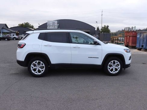 Used 2024 Jeep Compass Latitude AWD/4WD image 4
