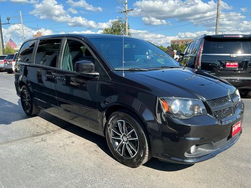 Used 2016 Dodge Grand Caravan SXT FWD image 3