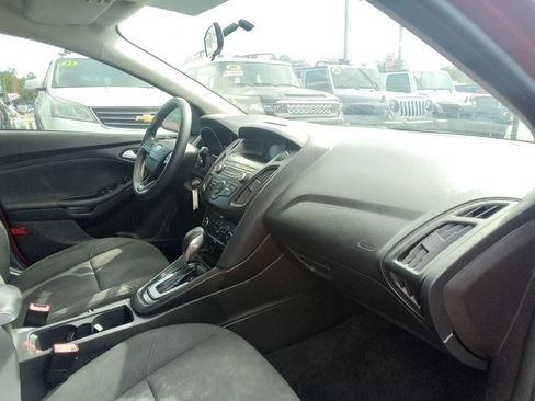 Used 2018 Ford Focus SE w/ SE Appearance Package FWD image 17