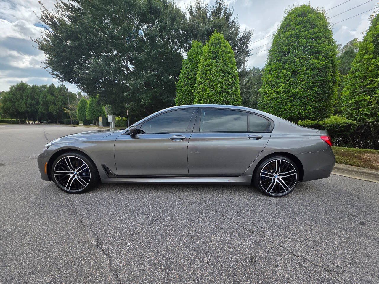 Used 2019 BMW 750i xDrive w/ Executive Package AWD/4WD image 2