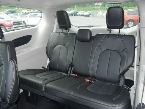 Used 2024 Chrysler Pacifica Touring-L FWD image 23