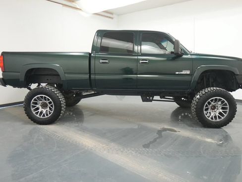 Used 2004 Chevrolet Silverado 2500 LS w/ Skid Plate Package AWD/4WD image 9