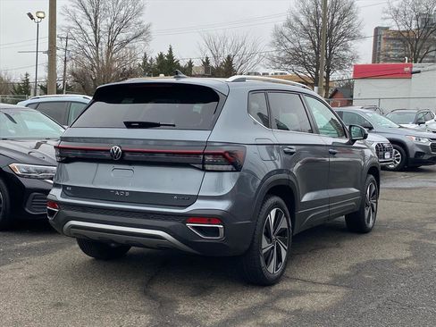 Used 2025 Volkswagen Taos SE image 3