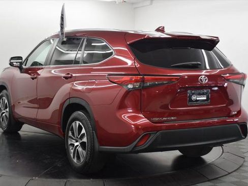 Certified 2023 Toyota Highlander XLE image 4