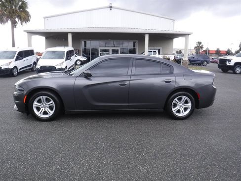 Used 2019 Dodge Charger SXT image 1