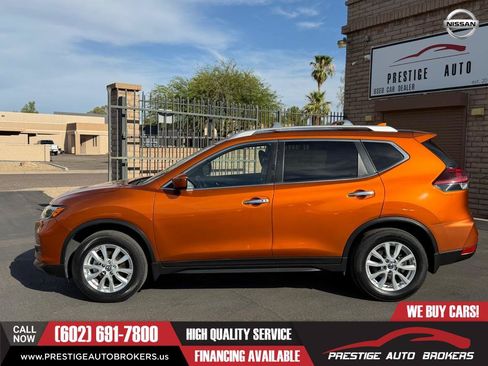 Used 2020 Nissan Rogue SV FWD image 2