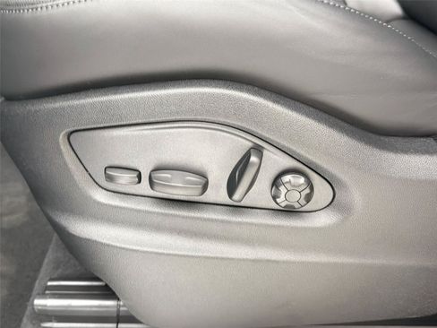 Used 2025 Porsche Cayenne Coupe AWD/4WD image 32