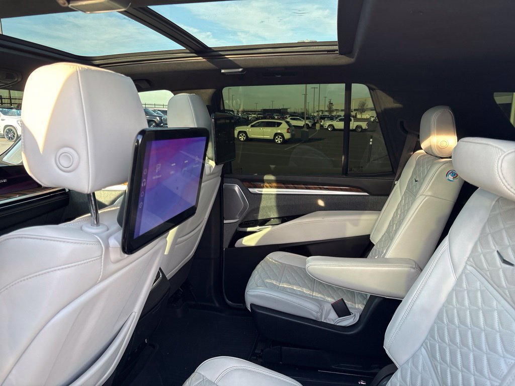 Used 2025 Cadillac Escalade Sport Platinum AWD/4WD image 2