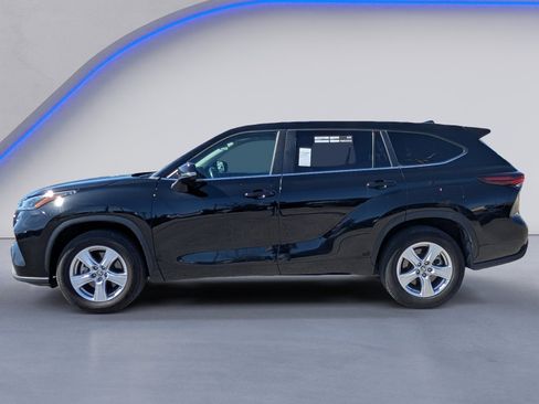 Used 2024 Toyota Highlander LE image 3