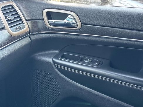 Used 2017 Jeep Grand Cherokee Limited image 28