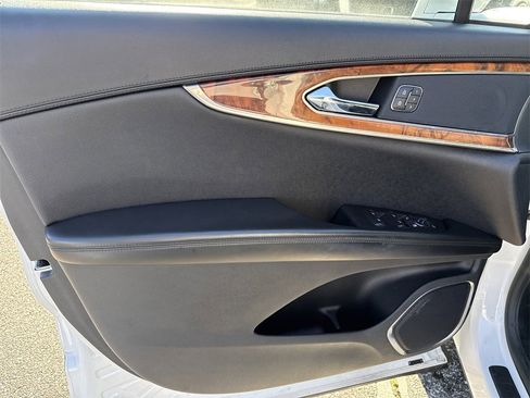 Used 2019 Lincoln Nautilus Select image 6