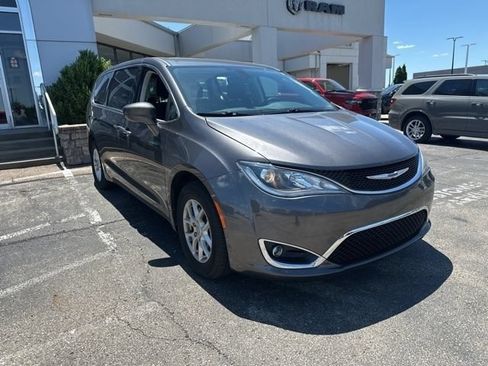 Used 2020 Chrysler Pacifica Touring FWD image 3
