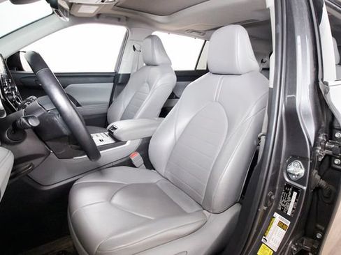 Used 2021 Toyota Highlander XLE AWD/4WD image 18