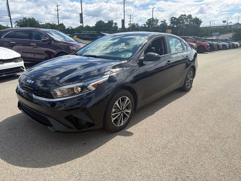 Certified 2024 Kia Forte LXS FWD image 3