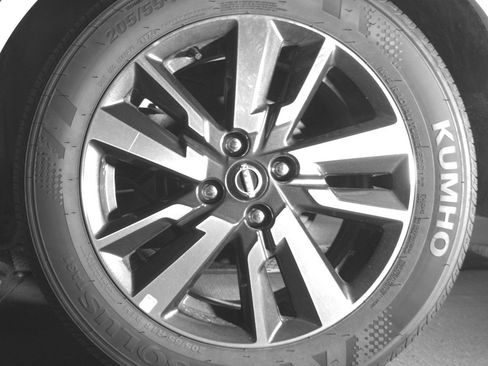 Used 2025 Nissan Versa SV image 14