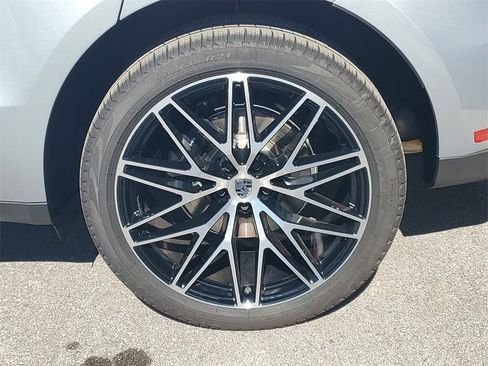 Used 2025 Porsche Macan image 12